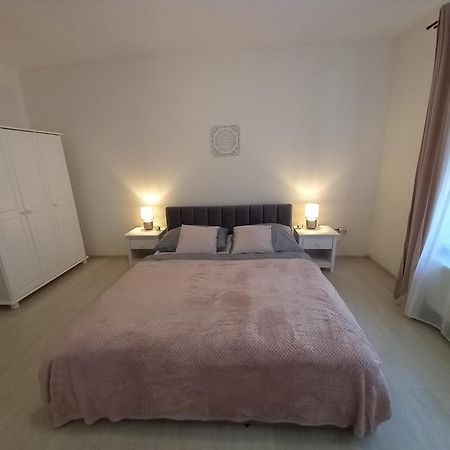 Apartmán Spi V Kuklenach 1 Hradec Králové Exteriér fotografie